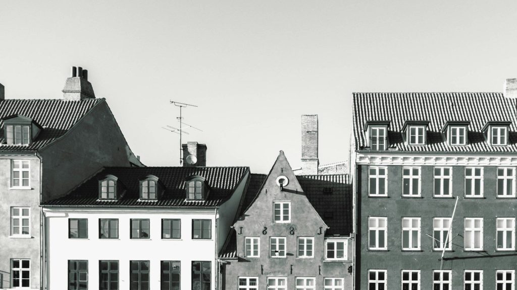 Gamle etageejendomme med kviste og skorstene i indre København