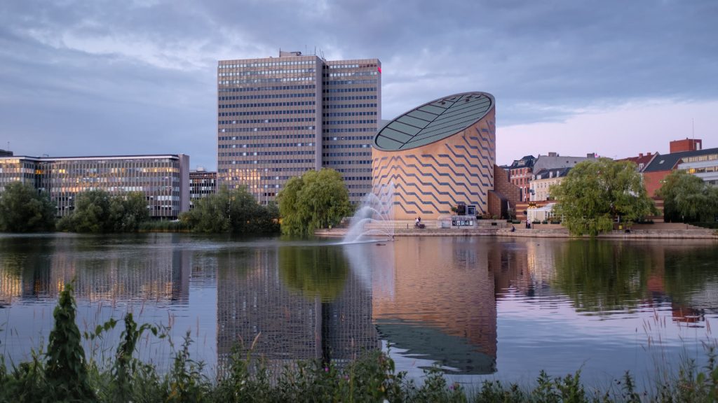Planetarium på Gammel Kongevej set fra Sankt Jørgens Sø i København